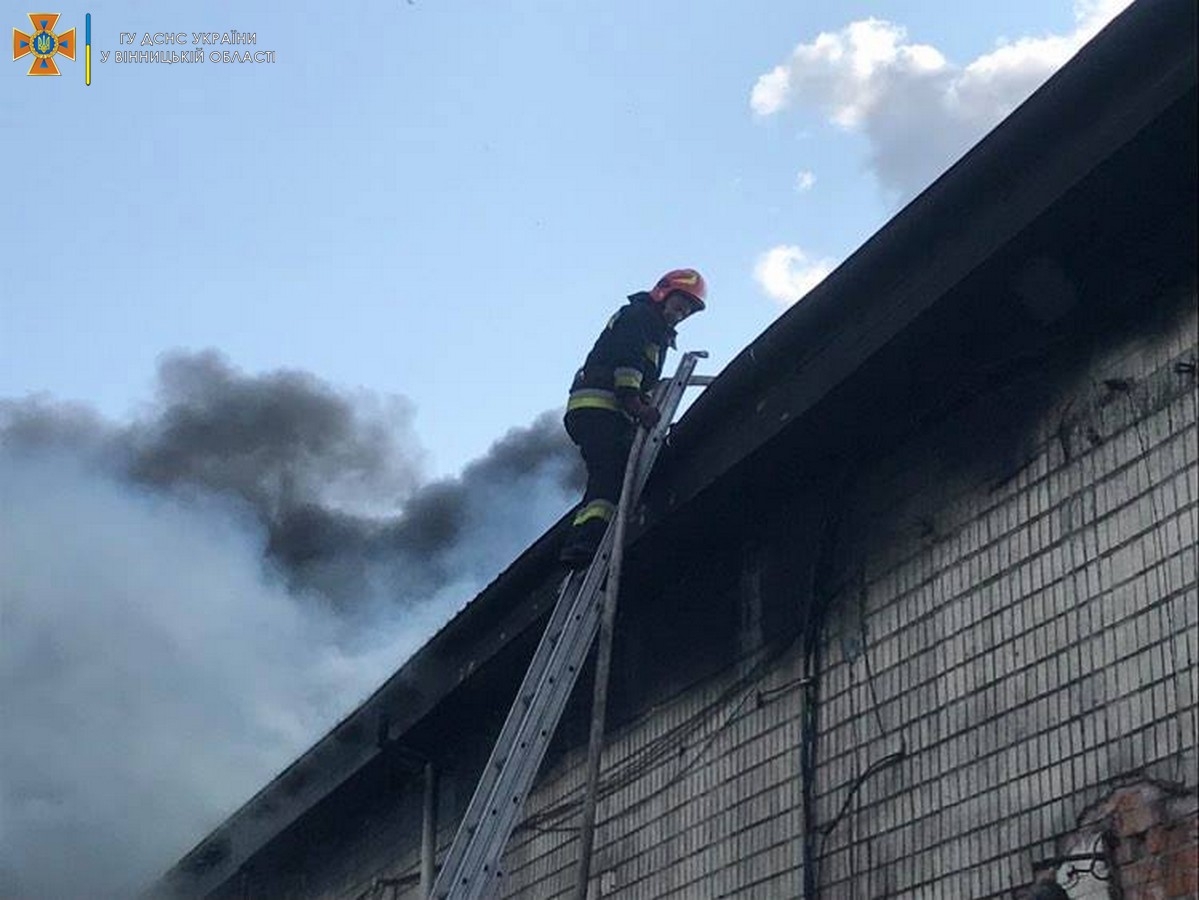 Масштабна пожежа у Вінниці: на Немирівському шосе горіли склади