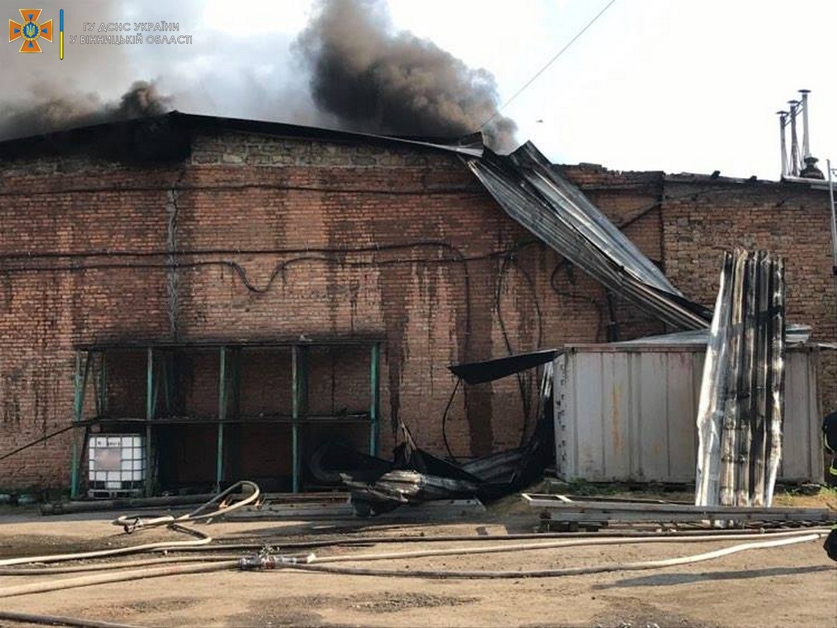 Масштабна пожежа у Вінниці: на Немирівському шосе горіли склади