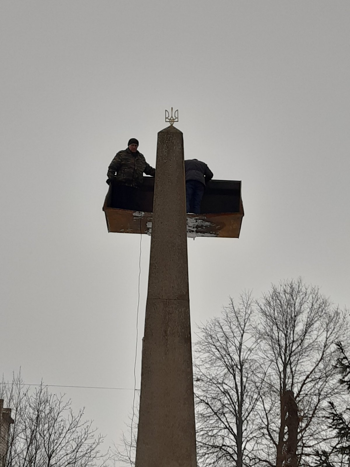 У Писарівці замінили зірку на пам'ятнику полеглим землякам на тризуб