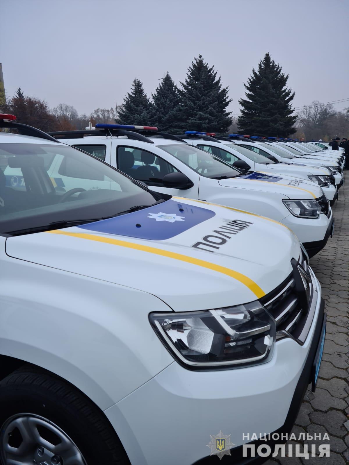 У Вінниці поліцейські отримали нові автомобілі та зброю