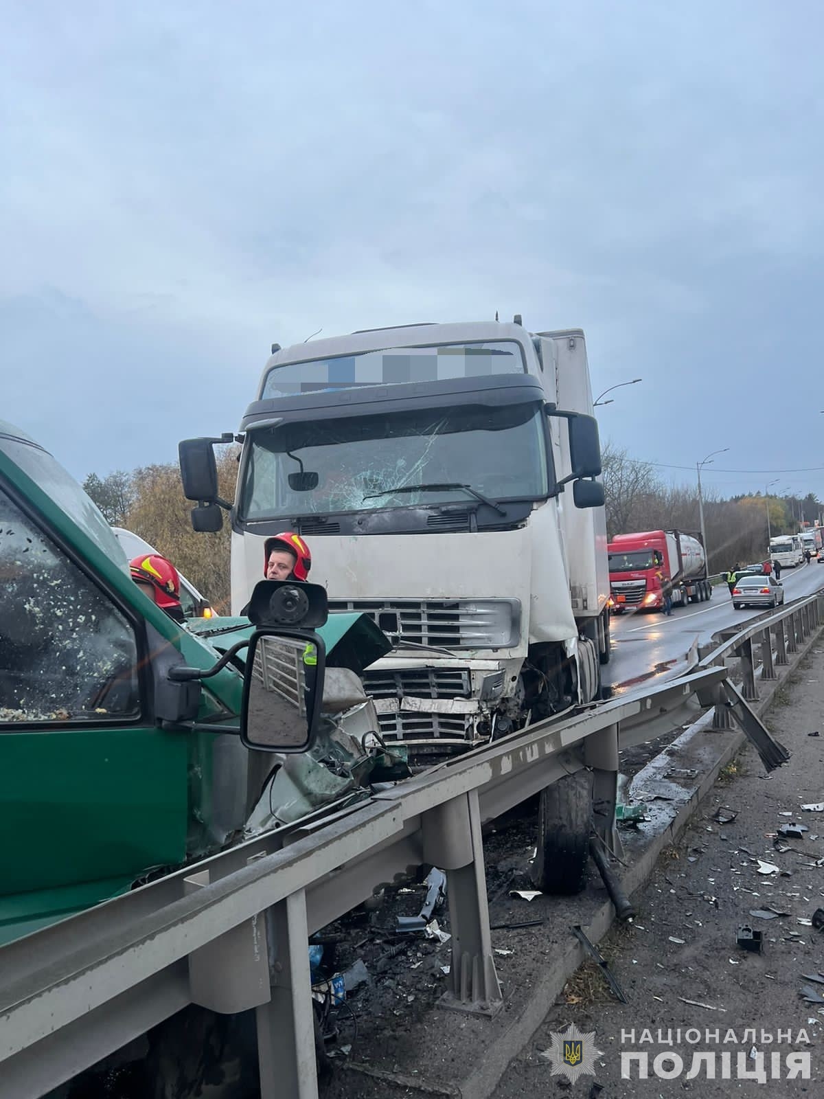 Під Вінницею рятувальникам довелось “вирізати” чоловіка з розбитого авто