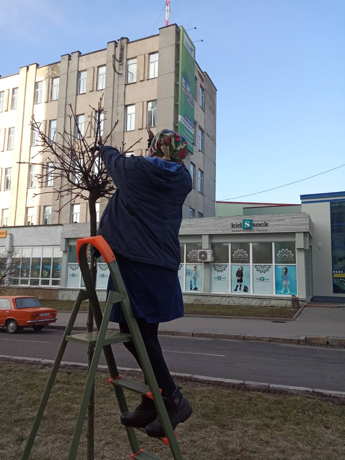 Комунальники міста проводять весняне прибирання Вінниці