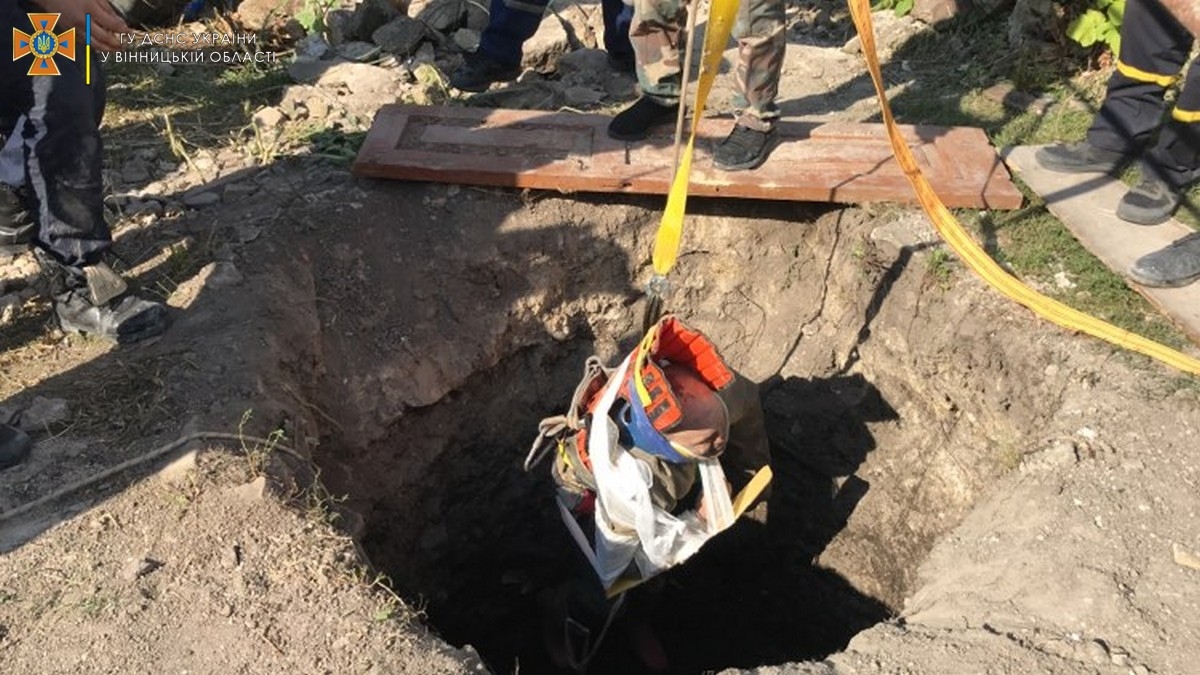 В Чернівцях майже 8 годин визволяли чоловіка, який опинився під завалами каміння