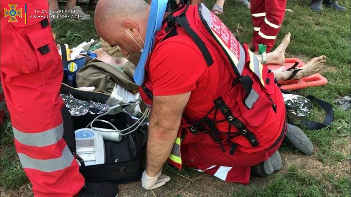 В Чернівцях майже 8 годин визволяли чоловіка, який опинився під завалами каміння