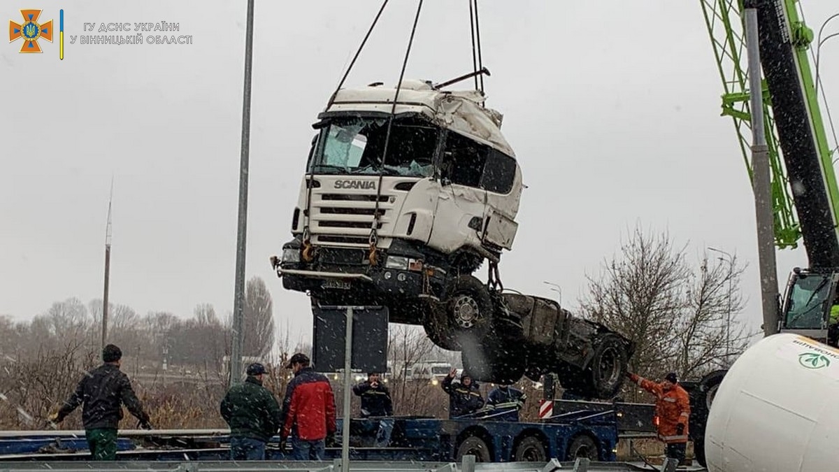 Аварію, в якій перекинулась цистерна з аміаком поблизу Вінниці, ліквідували