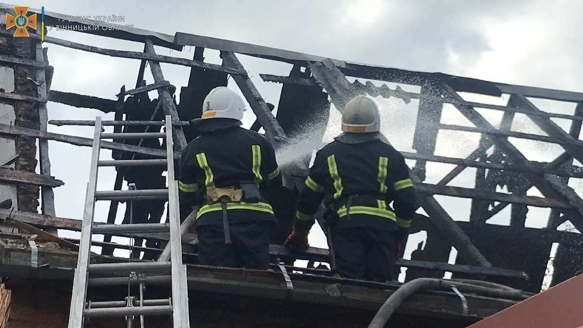 У Вінниці рятувальники ліквідували пожежу в приватному будинку
