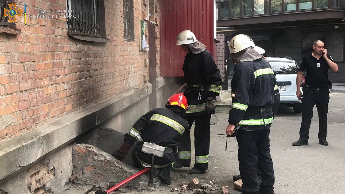 Вінницькі бійці ДСНС врятували людину із задимленого підвалу будинку