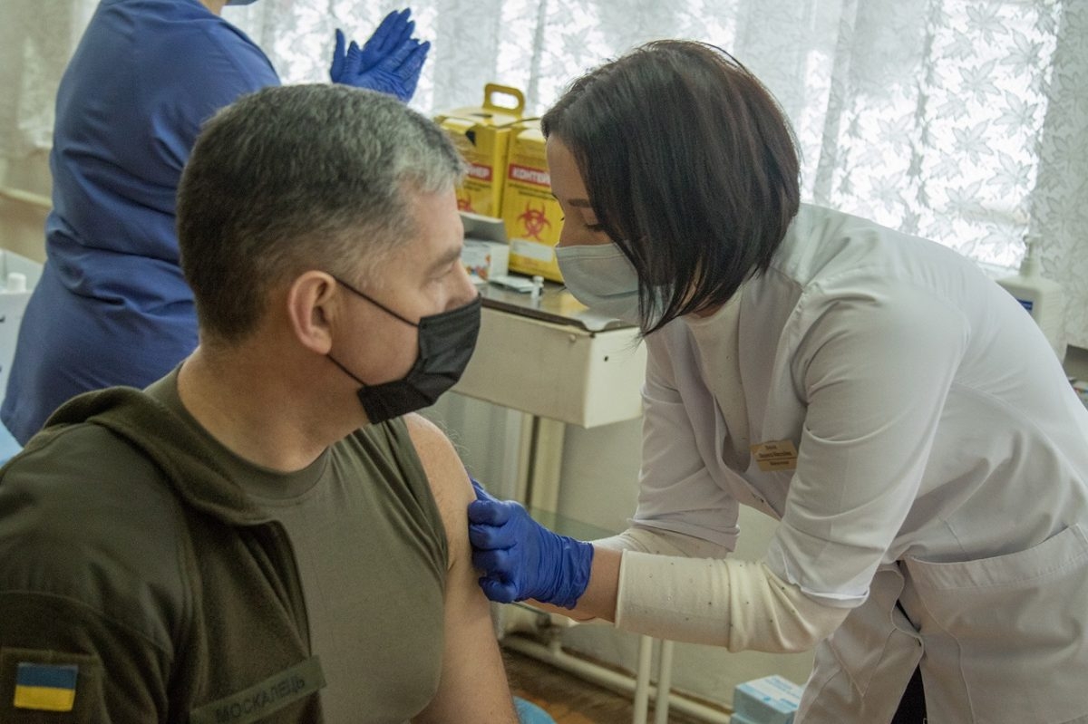 Військовослужбовців Вінниччини почали вакцинувати третьою дозою