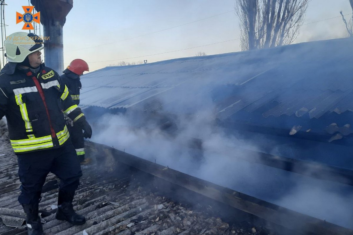 У Шаргороді загорівся склад: вогонь знищив товари, палети та техніку