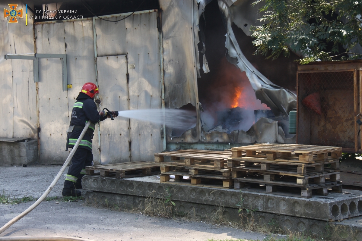 У Вінниці горів ангар зі вживаною побутовою технікою