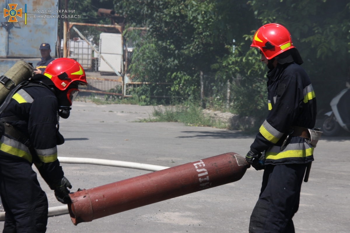 У Вінниці горів ангар зі вживаною побутовою технікою