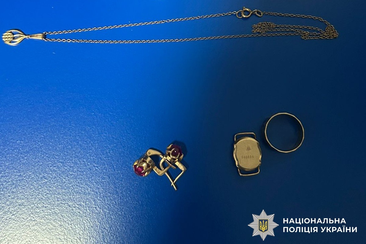 У Вінниці затримали дівчину, яка вкрала гроші та прикраси у пенсіонерки