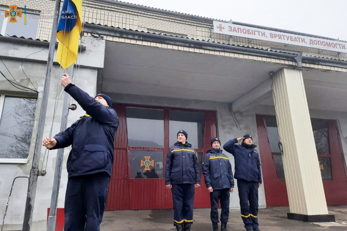 У Вінниці рятувальники урочисто підняли Державний Прапор України
