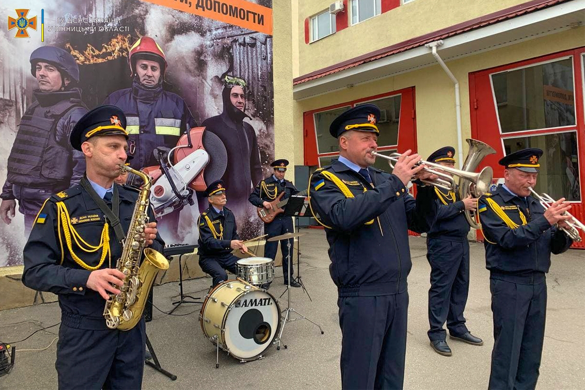 У Вінниці рятувальники урочисто підняли Державний Прапор України