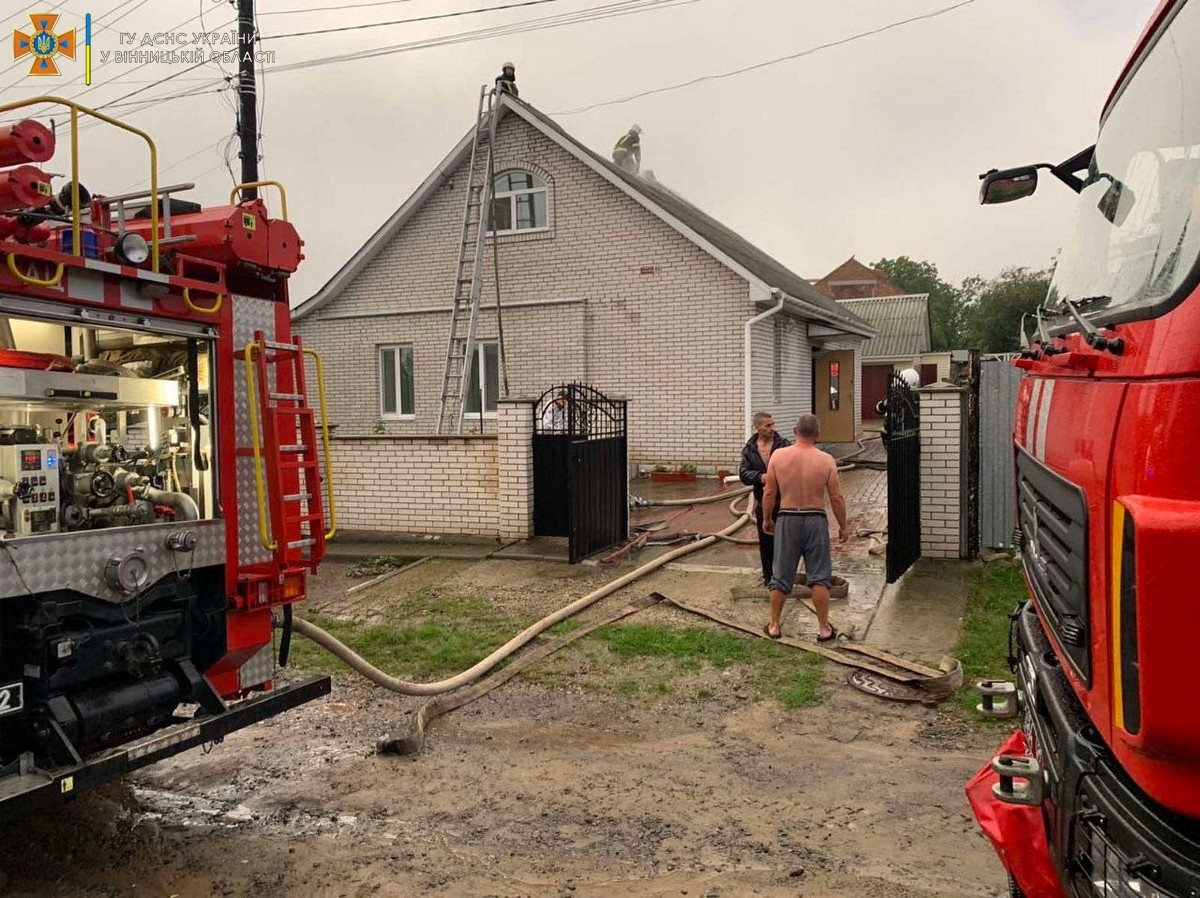 У Вінниці горів приватний будинок. Причину пожежі з’ясовують фахівці