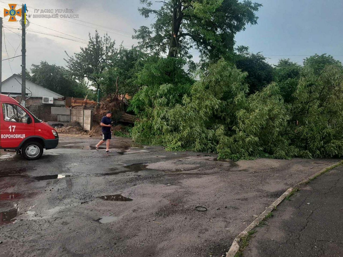 Вінницькі рятувальники ліквідовують наслідки вчорашньої зливи