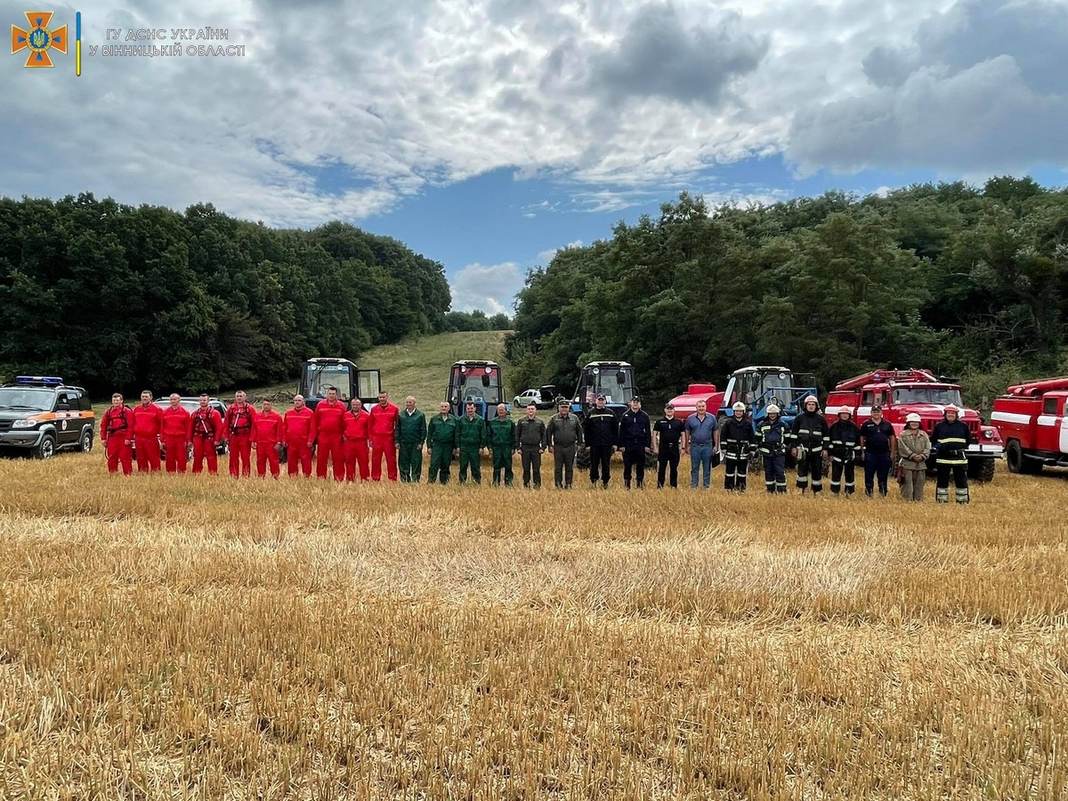 На Вінниччині рятувальники разом із лісівниками тренувались гасити лісові пожежі