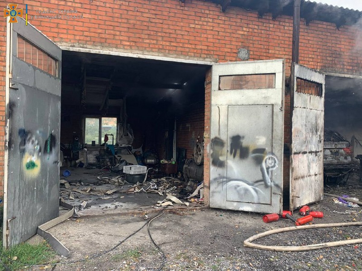 У Вінниці в гаражному кооперативі на Сабарівському шосе під час пожежі згоріли три авто