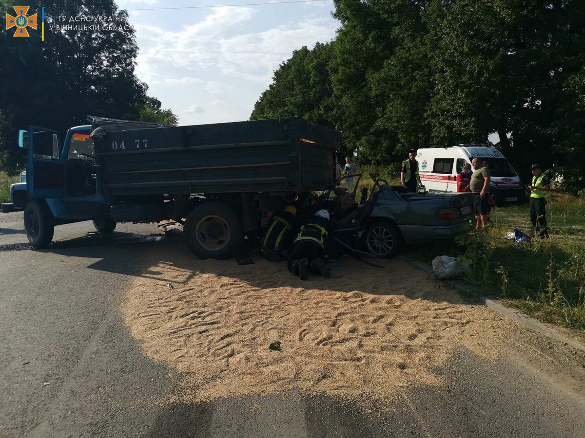 На Вінниччині водій Mercedes в’їхав у вантажівку: тіла двох загиблих довелось вирізати з понівеченого авто