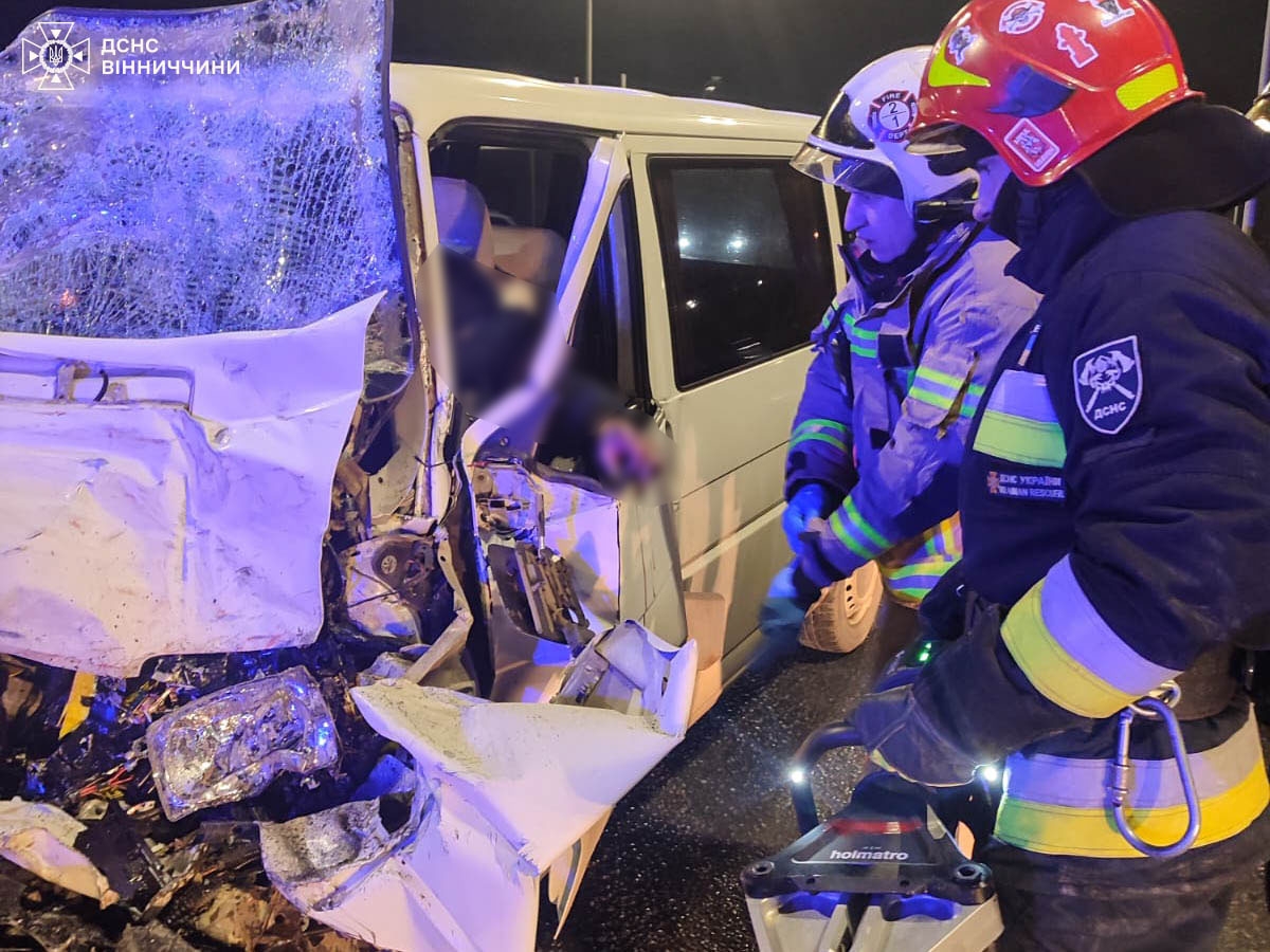 На Вінниччині двічі за день діставали тіла й постраждалих з пошкоджених у ДТП авто