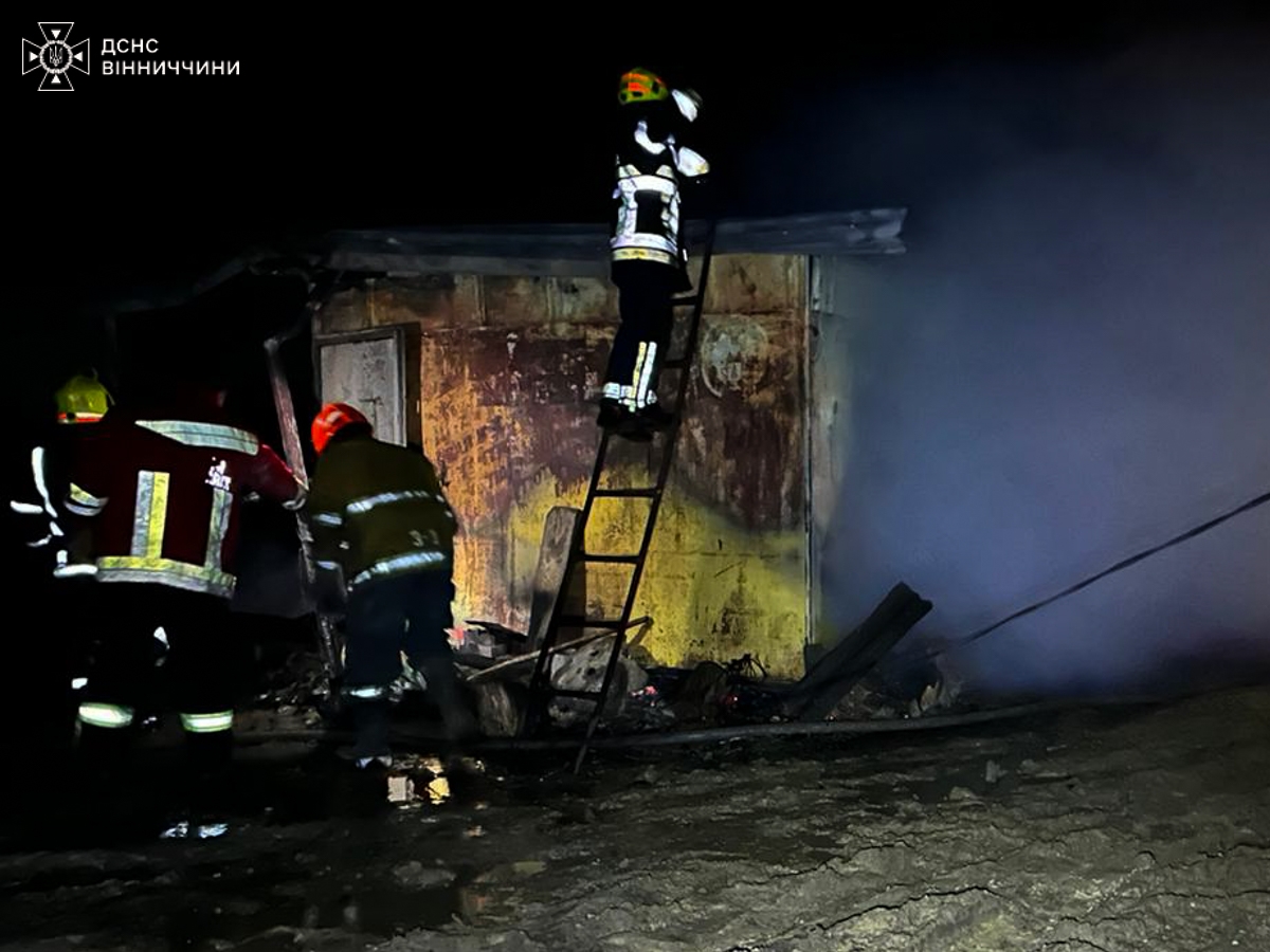 На Вінниччині горіли господарські споруди та дровники. Загалом в області за добу ліквідували шість пожеж. Про це 1 лютого інформує головне управління ДСНС України у Вінницькій області Через несправність пічного опалення у селищі Кирнасівка Тульчинського району загорівся металевий вагончик. Для гасіння пожежі залучили бійців ДСНС та місцеву пожежну команду селища Кирнасівка. На жаль, вогонь встиг знищити дерев’яну конструкцію на площі 30 кв. м та домашні речі, - йдеться у повідомленні. Ще одна пожежа господарської споруди на площі 20 кв. м сталася у селищі Вороновиця Вінницького району через коротке замикання електромережі. Окрім того, надзвичайники ліквідували два загоряння дров: у селі Степашки Гайсинського району та в Хмільнику. Причинами пожеж стали необережне поводження з вогнем невстановленої особи. На щастя, під час цих подій ніхто не постраждав.