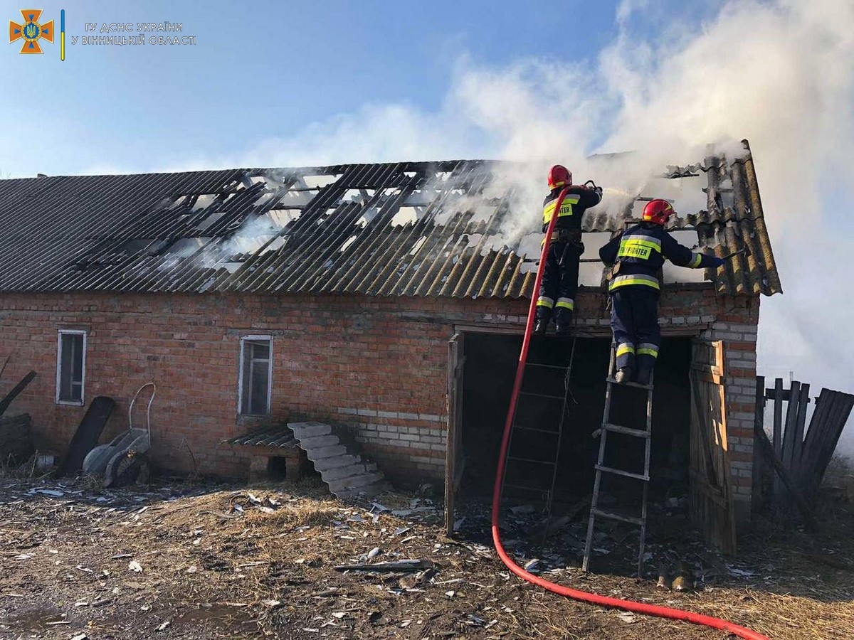 Пожежа у господарчій будівлі сталася у Хмільницькому районі 