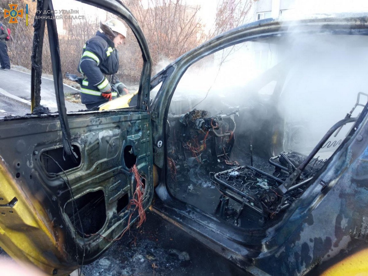 У Могилів-Подільському районі зайнявся електроавтомобіль салон вигорів вщент