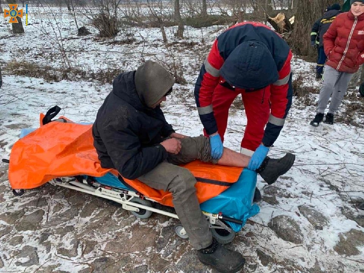 У Вороновицькій громаді рятували чоловіка, ногу якого затисло між стовбурами дерева
