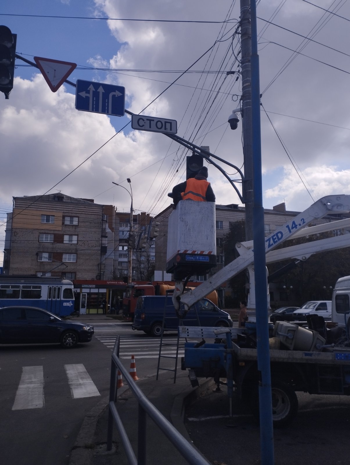У Вінниці на перехресті Зодчих - Пирогова замінюють світлофори