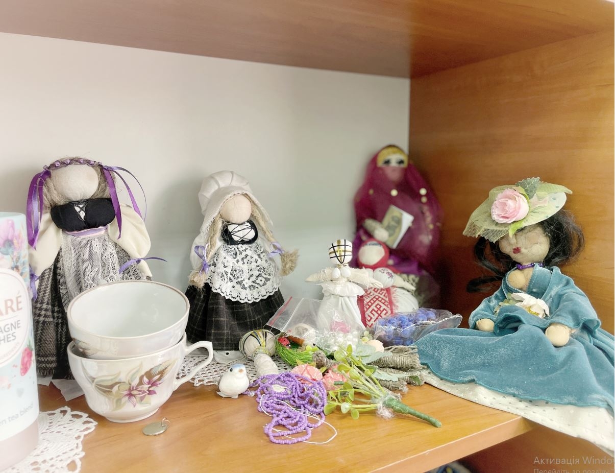 У Вінниці пенсіонерів навчали плести вінтажну ляльку
