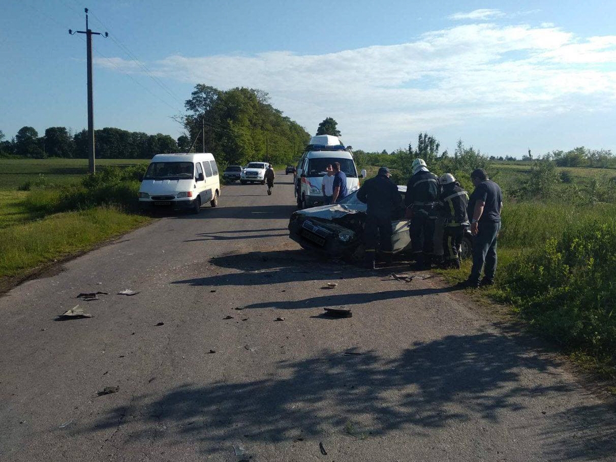 Неподалік Бара зіштовхнулись два авто. Є постраждалі