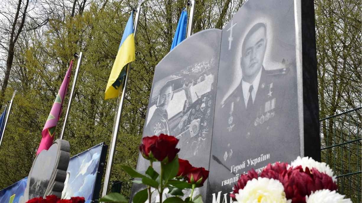 Літак над Алеєю Слави: у Вінниці вшанували пам’ять легендарного льотчика у день його 46-річчя