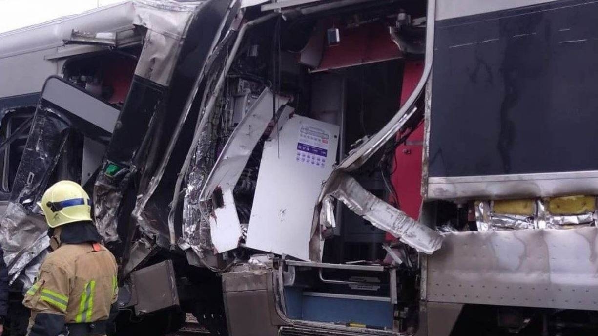 На Вінниччині «Інтерсіті+» зіткнувся з приватним тепловозом: понад 500 пасажирів чекають допомоги