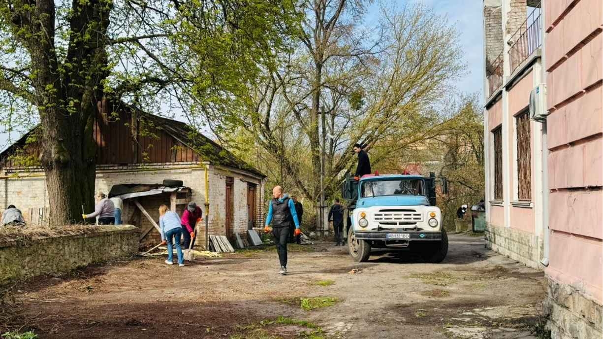 У центрі Вінниці навели лад біля одного з найгарніших будинків міста