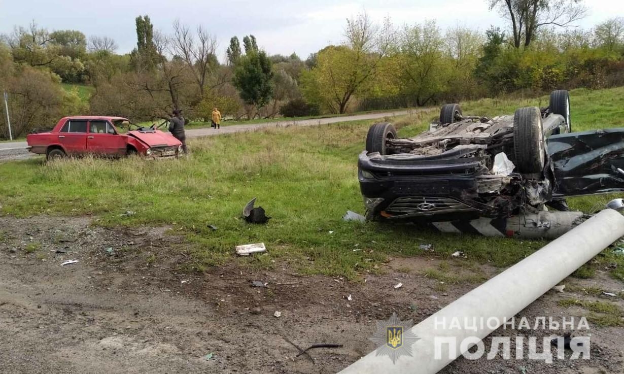 В Козятинському районі водій за кермом Hyundai "зніс" стовп та перекинувся