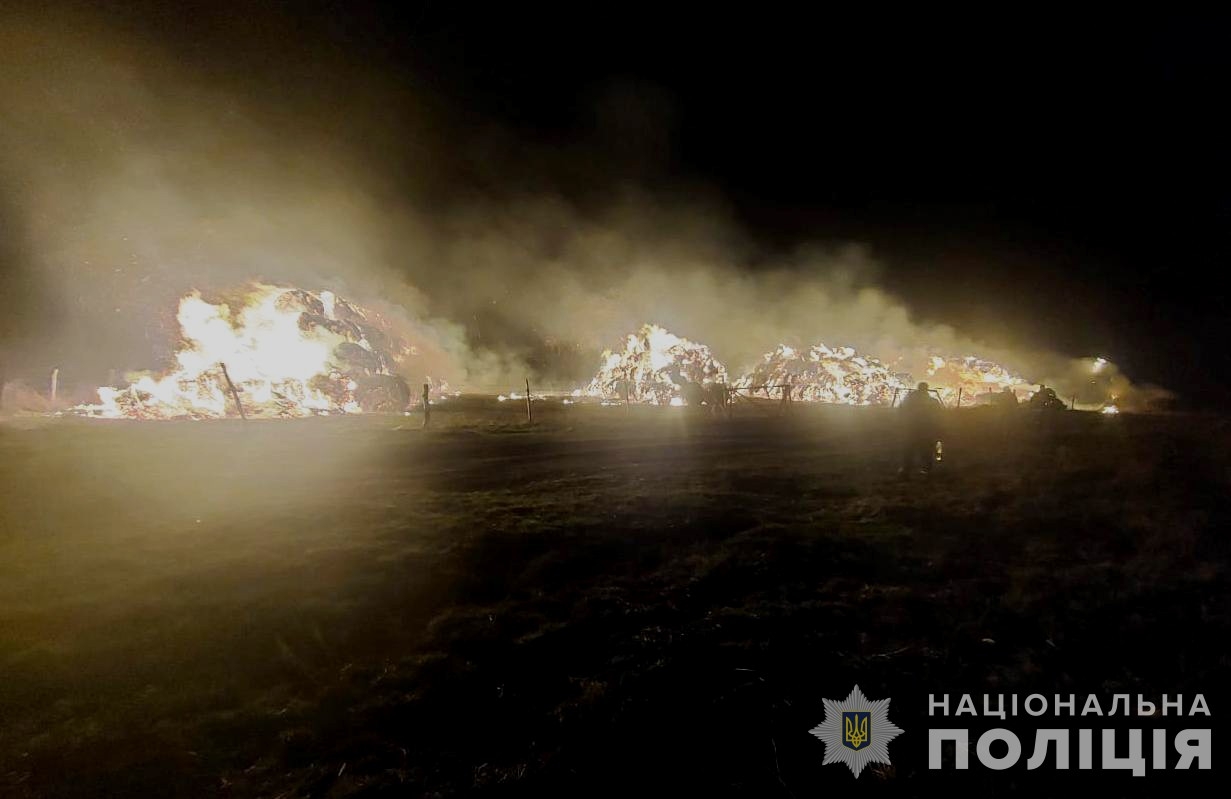 Житель Вінниччини спалив 700 тюків соломи на підприємстві, яке не взяло його на роботу