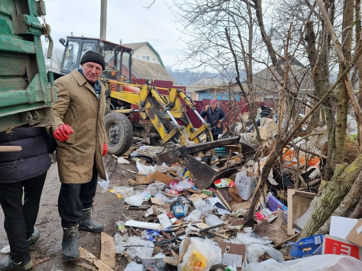 Жмеринчанин стягує до свого будинку сміття звідусіль - з вулиці вивезли понад 10 вантажівок