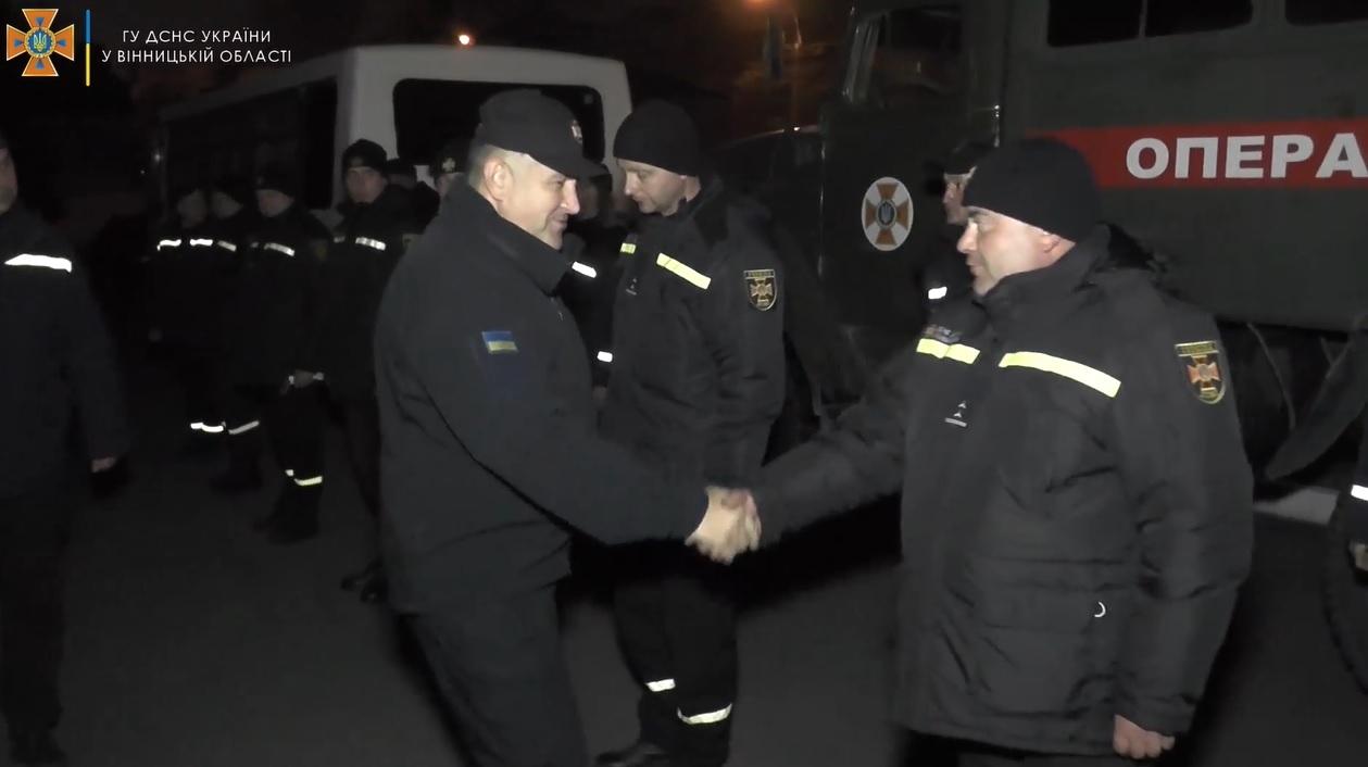 На Вінниччину повернулися рятувальники, які відновлювали потрощені будинки на Донеччині