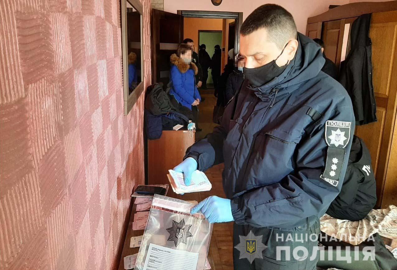 Вінницькі силовики затримали шахраїв, які дурили пенсіонерів по всій Україні