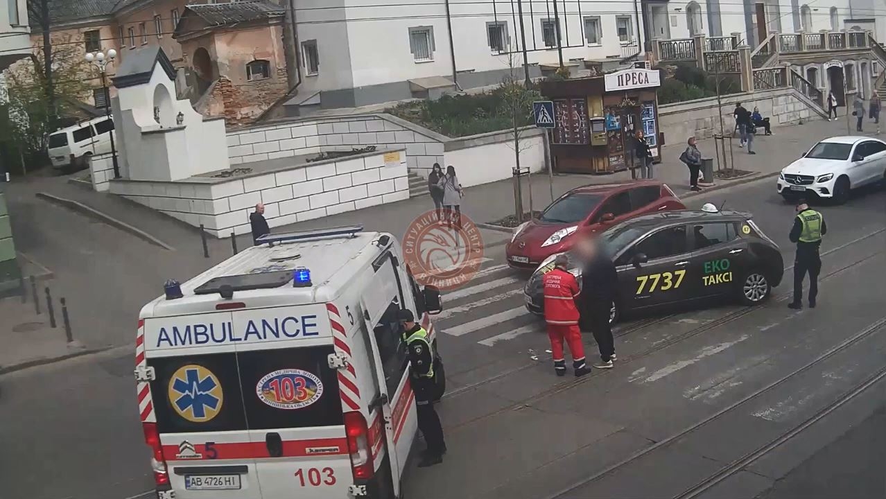 У центрі Вінниці водій Nissan збив жінку на пішохідному переході