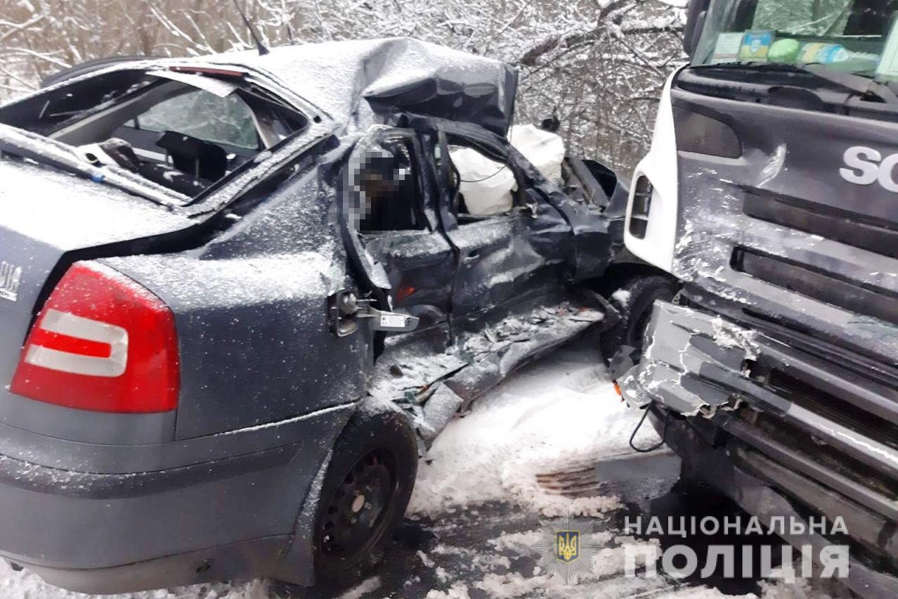 Смертельна ДТП в Гайсинському районі: загинув водій Skoda, який "врізався" у вантажівку