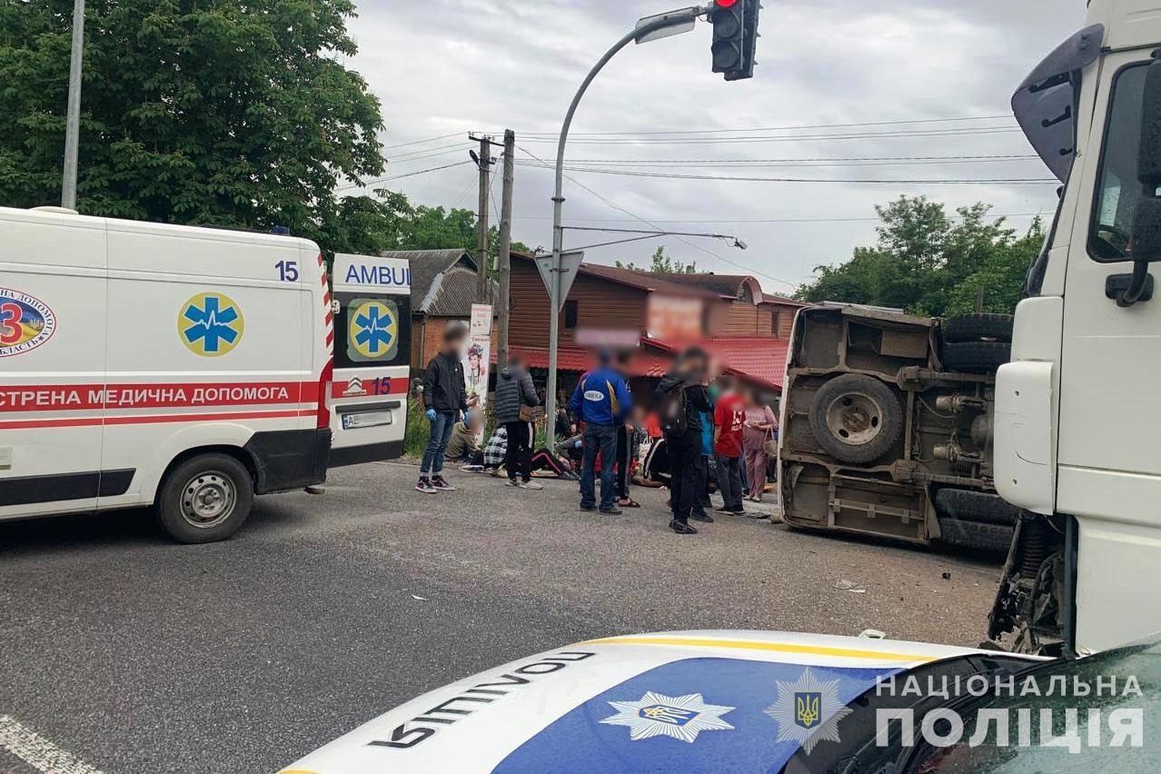 Під Вінницею автобус зіткнувся з вантажівкою - 11 пасажирів травмовані