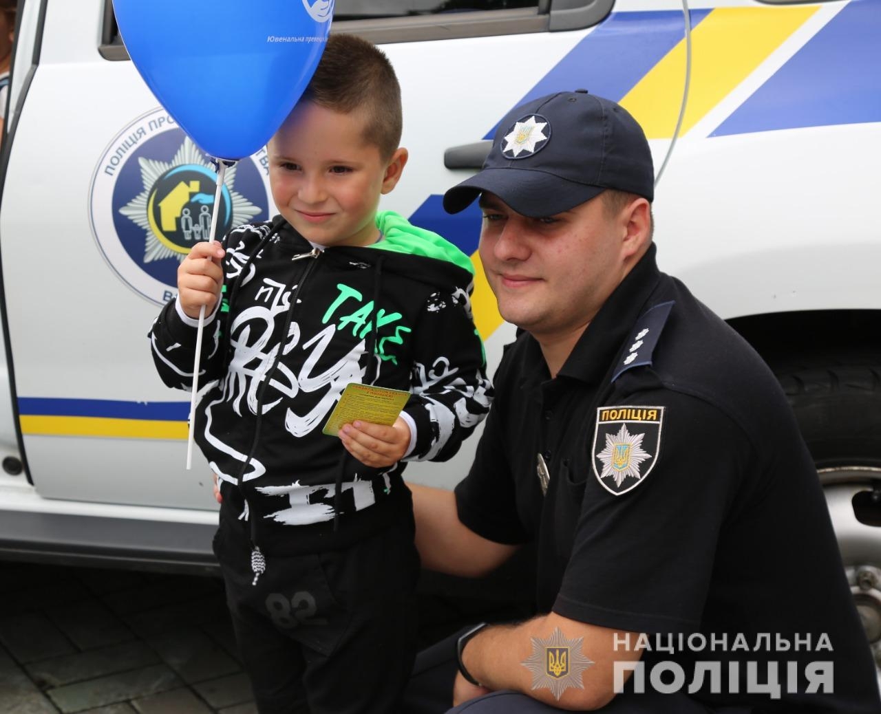 У Вінниці копи влаштували акцію, аби допомогти зібрати до школи діток з малозабезпечених родин