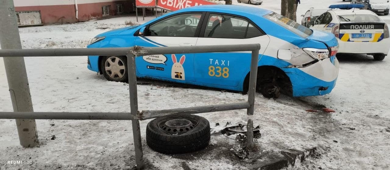На виїзді з Вінниці таксист розтрощив захисне металеве огородження
