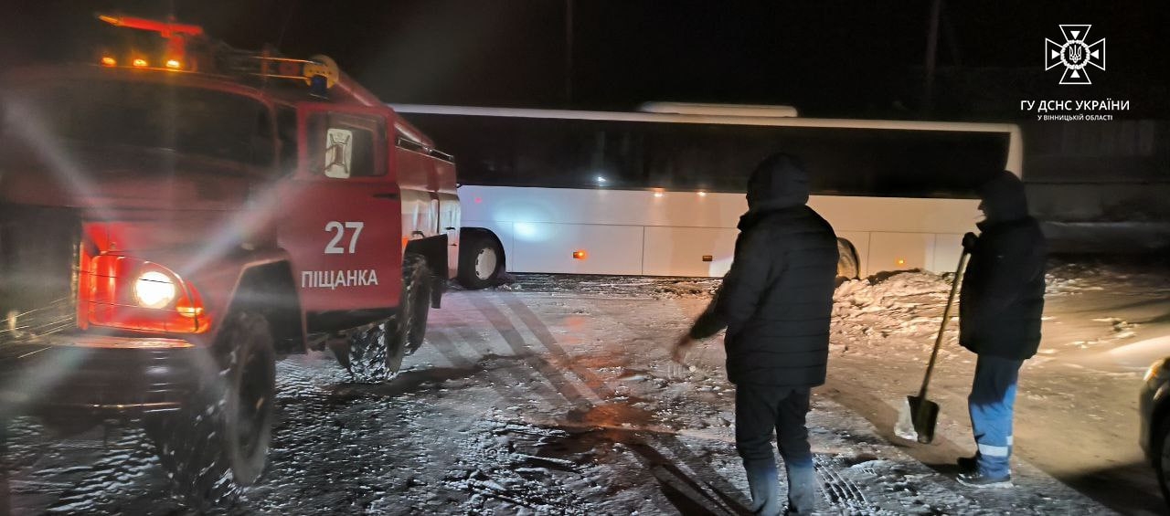 Майже 30 легковиків та автобусів потрапили у снігову пастку на Вінниччині