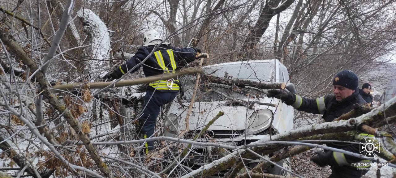 На Гайсинщині Opel злетів у кювет - пасажира госпіталізували в лікарню