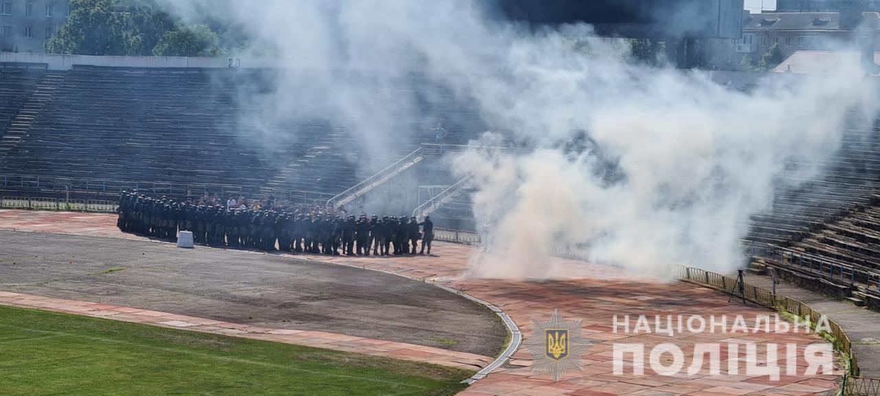 Заспокоювали натовп та шукали вибухівку: у Вінниці поліцейські провели масштабні навчання