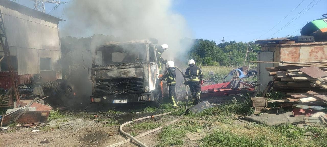 У Луці-Мелешківській вщент згоріла вантажівка зі сміттям