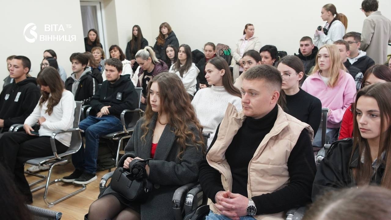 «Спершу запитайте»: ветеран, який утратив зір на фронті, розповів вінницьким студентам, як допомагати незрячим