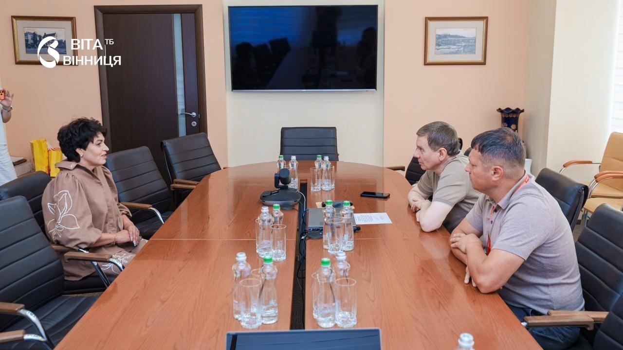 «Треба робити світ кращим»: міський голова Вінниці подякував вінничанці, яка власноруч оновила дитячий майданчик